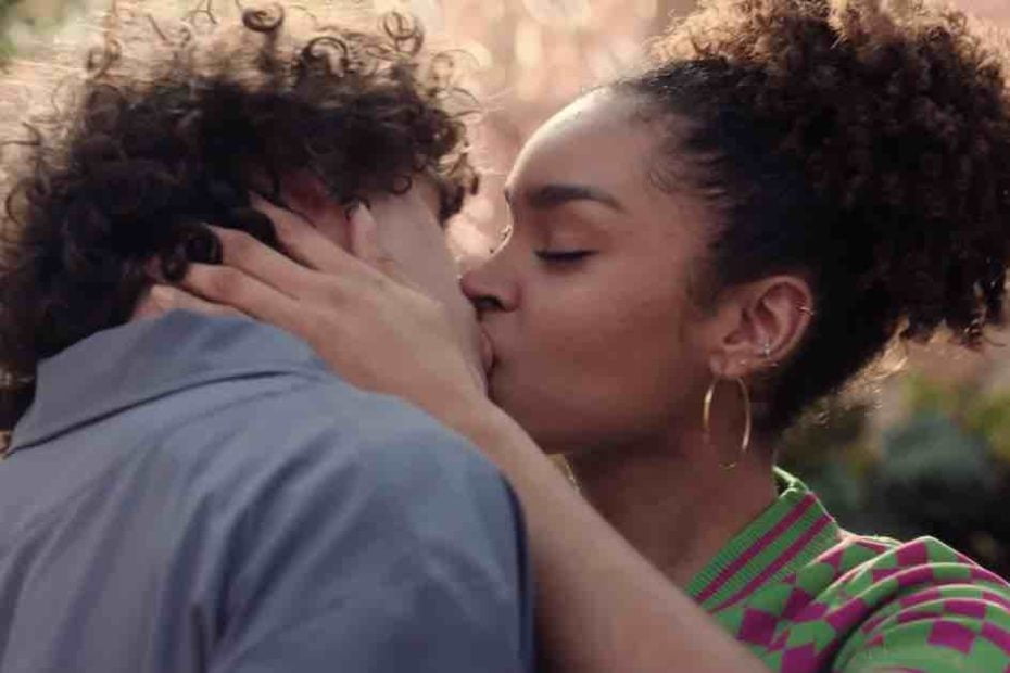 Plus Belle La Vie spoiler : Aya et Kilian s'embrassent ! (VIDÉO épisode du 19 avril)